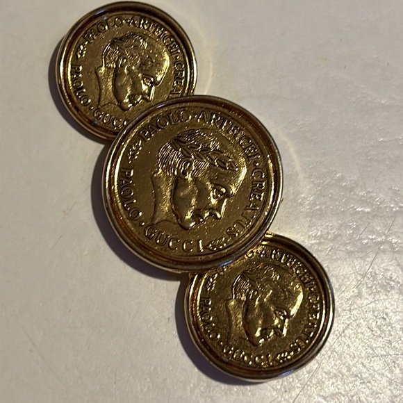 Gorgeous Gucci brooch gold tone not sure what metal bits it’s stunning 😍 - Picture 6 of 12